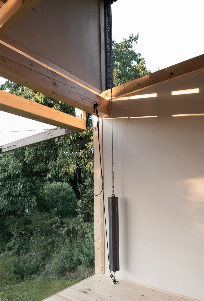 byro-architekti-garden-pavilion: pabellón de madera oscura de perfil con mecanismo de plegado