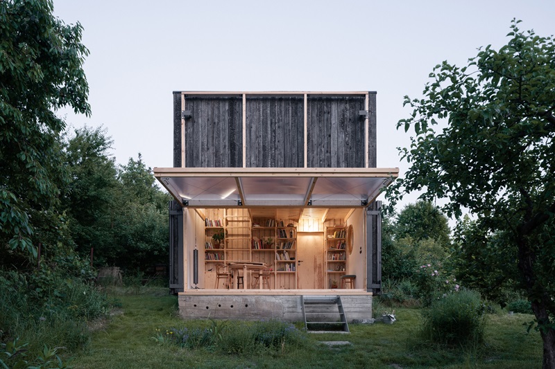 byro-architekti-garden-pavilion: pabellón de madera oscura de perfil con fachada abierta