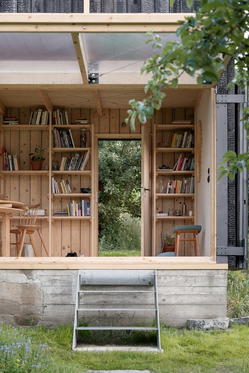 byro-architekti-garden-pavilion: pabellón de interior de madera y puerta de entrada