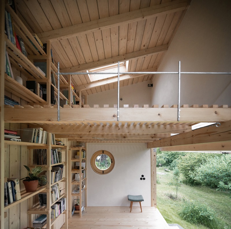 byro-architekti-garden-pavilion: pabellón de interior de madera de doble altura y lucernario