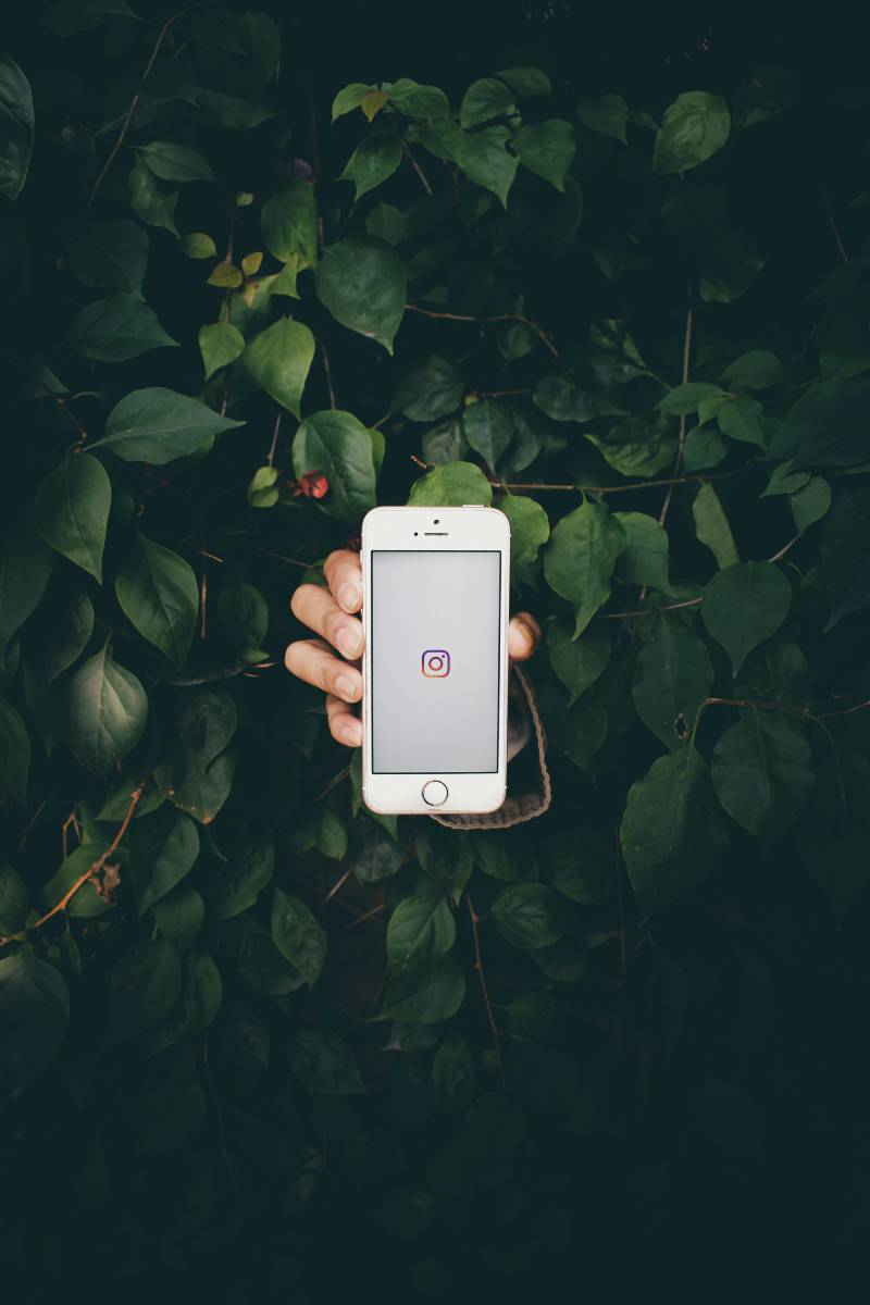 Camerabuds: un teléfono con el logo de Instagram