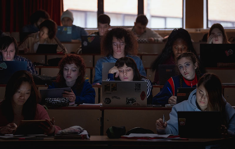 El Llanto - fotograma de la película, se ve a una chica en una clase de la universidad