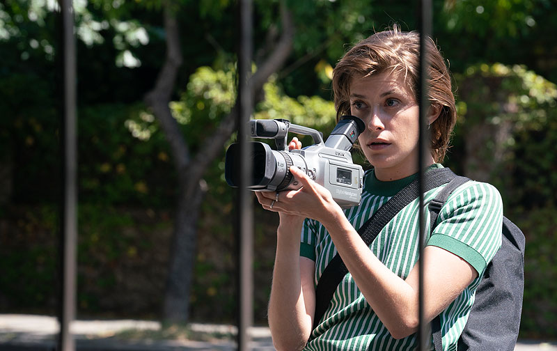 El Llanto - fotograma de la película, se ve a una chica grabando con una cámara de video
