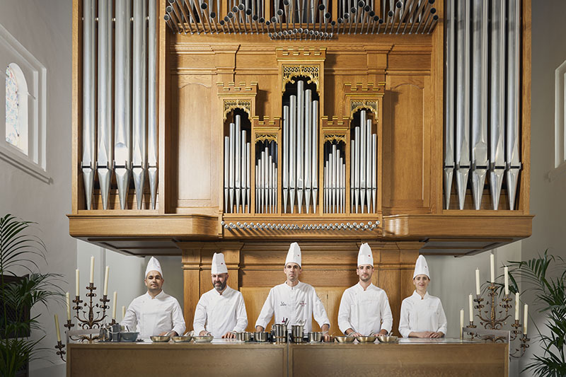 restaurante La Finca, escapada Top a Granada: los cocineros delante del órgano