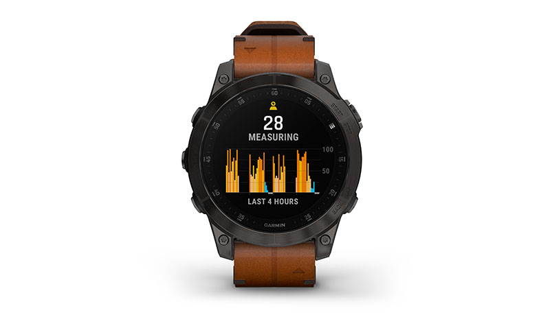 Garmin relojes inteligentes: un reloj inteligente con correa de cuero marrón que muestra en la pantalla las métricas de actividad de las últimas 4 horas