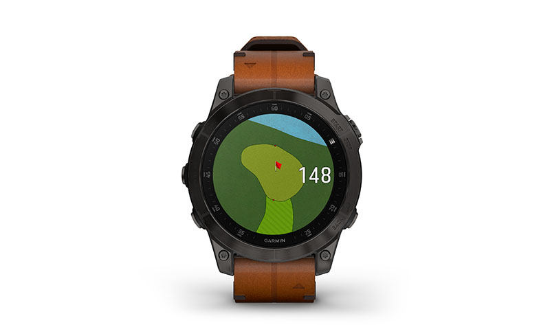 Garmin relojes inteligentes: un reloj inteligente con correa de cuero marrón que muestra en la pantalla el hoyo de un campo de golf
