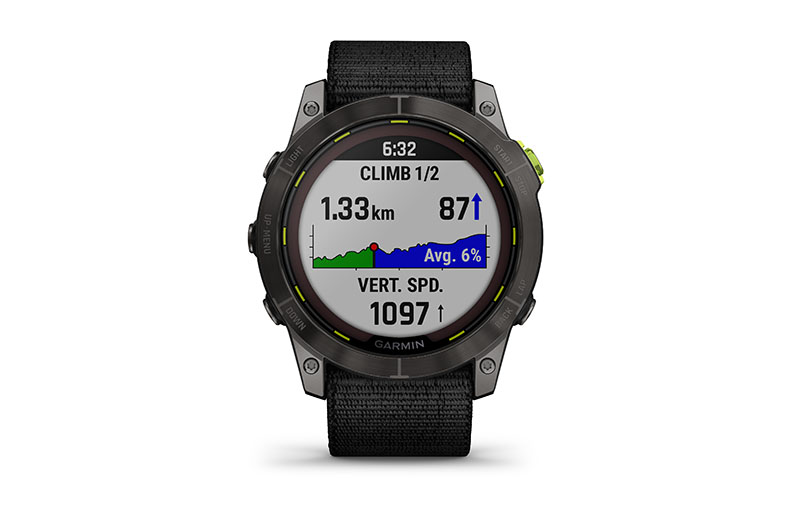 Garmin relojes inteligentes: un reloj inteligente con correa de tela en negro que muestra en la pantalla la actividad de escalar