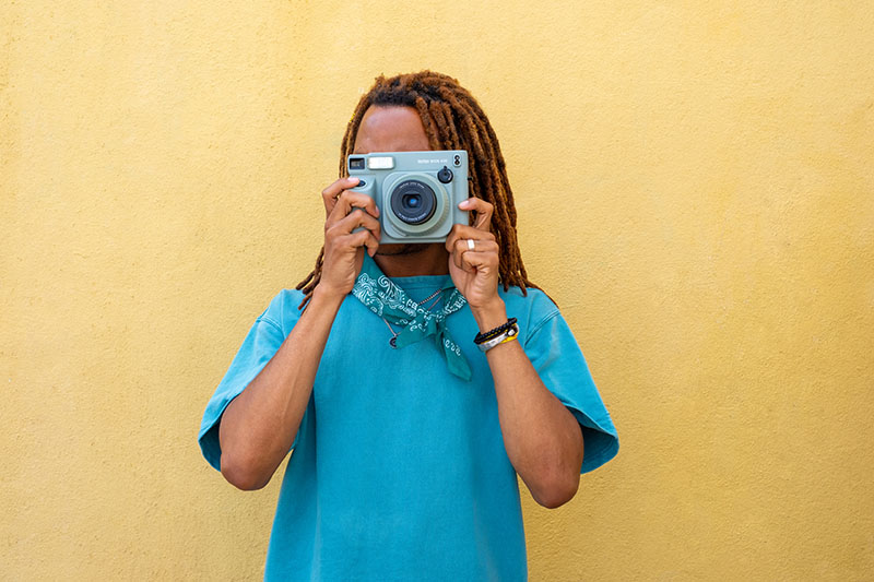 Instax Wide 400 Fujifilm: un hombre está encuadrando un paisaje con esta cámara