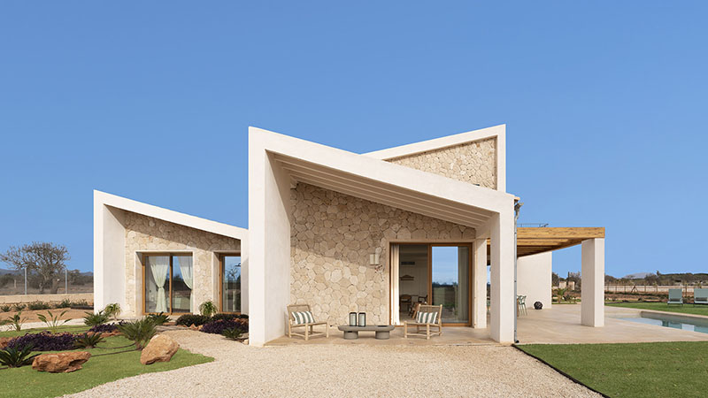 Son Llaneres: el diseño exterior del estudio Jaime Salvá, una casa en forma de cruz con espacios bien diferenciados