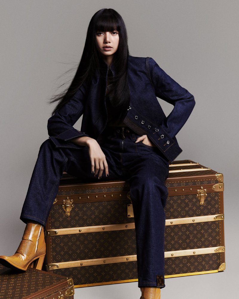 Lisa de Blackpink con un look de Louis Vuitton