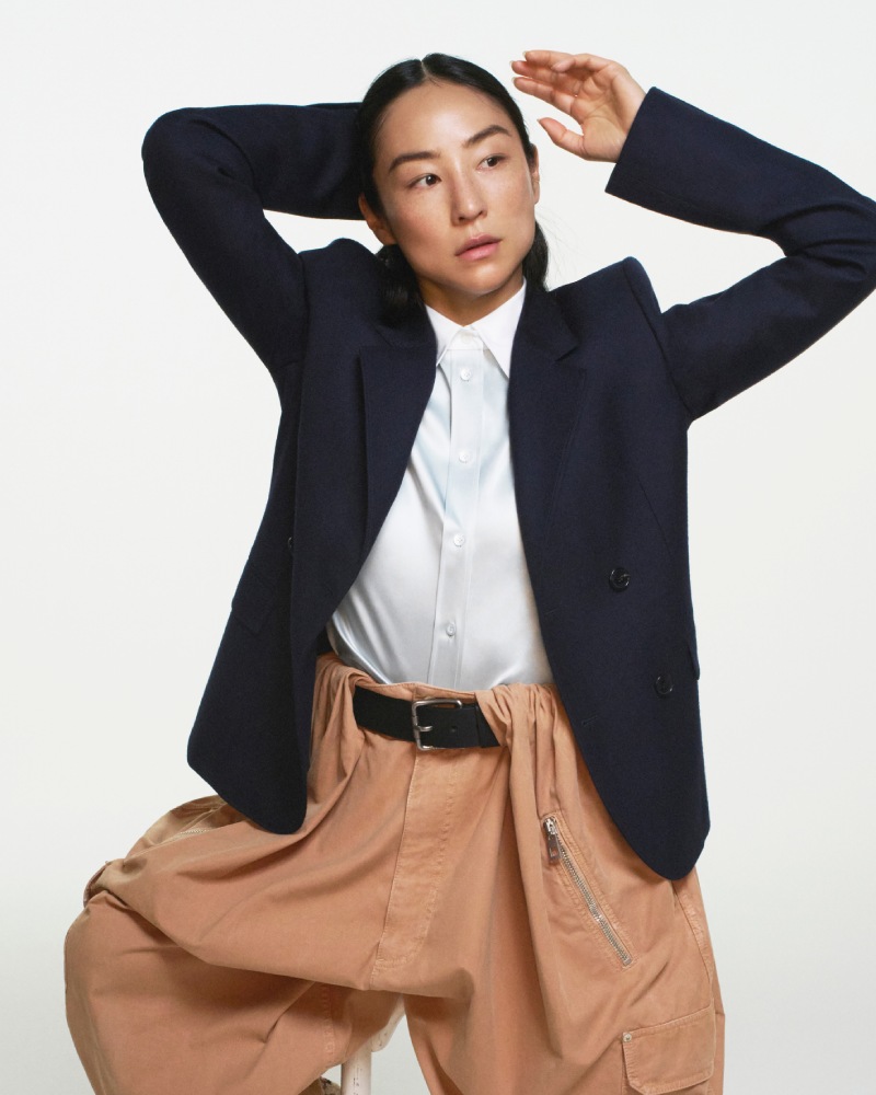 Greta Lee vestida de Loewe