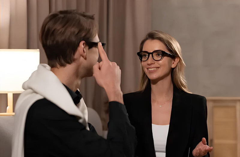 mejores gafas inteligentes: un hombre y una mujer conversan interactuando con las gafas puestas