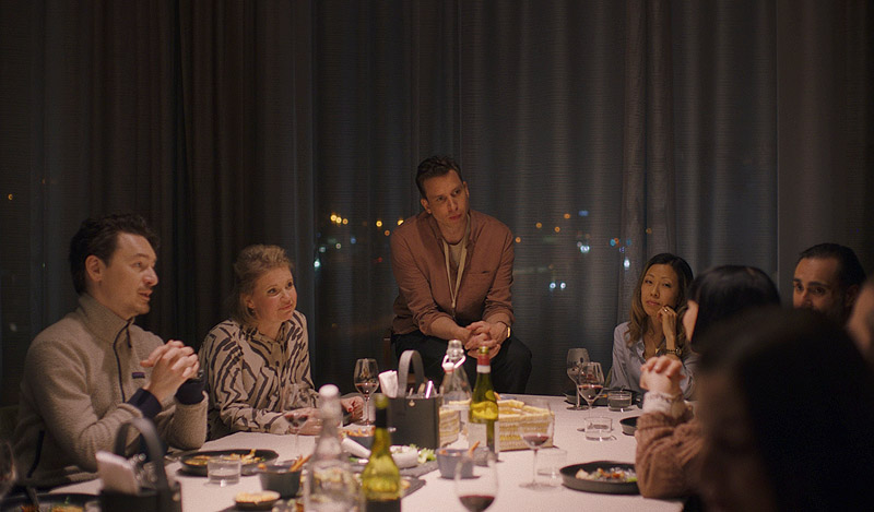 Hipnosis - fotograma de la película, en la imagen se ve a un grupo de personas cenando