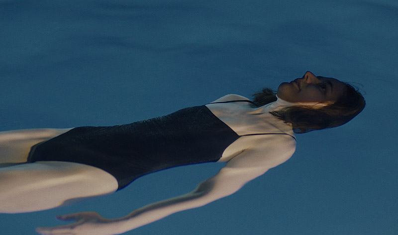 Hipnosis - fotograma de la película, en la imagen se ve a una chica nadando en una piscina