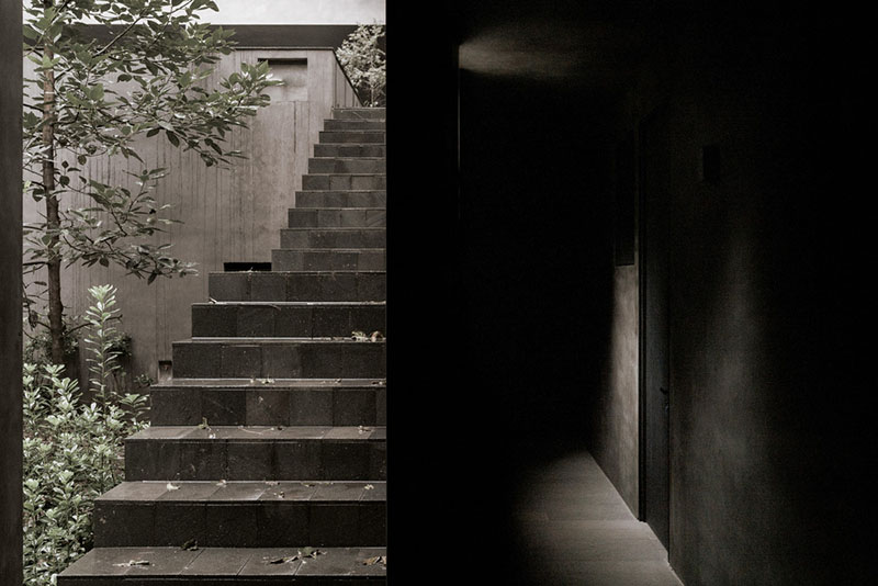 Pérez Palacios Arquitectos: escaleras que bajan al piso inferior
