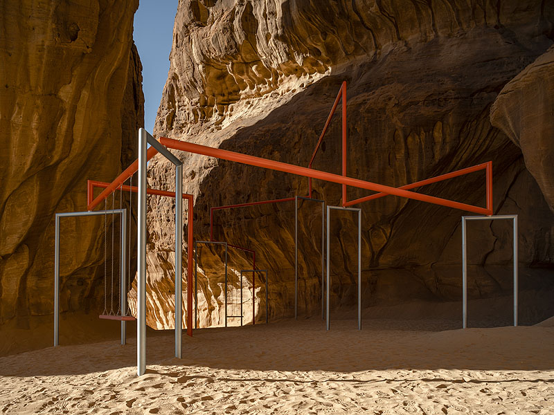 Estructura de metal entre las rocas del desierto.