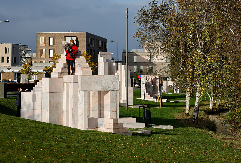 Estructura de piedra blanco para niños dentro de un parque