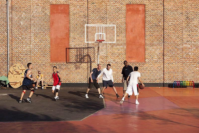 Pista de baloncesto diseñada en una plaza.