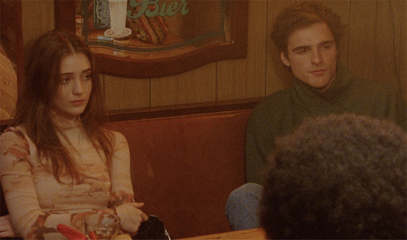 the sweet east - fotograma de la película, se ve una chica y un chico sentados en un sillón 
