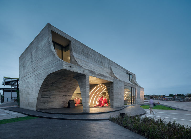 Touch Arquitect French Kitsch: un edificio de estilo brutalista al atardecer