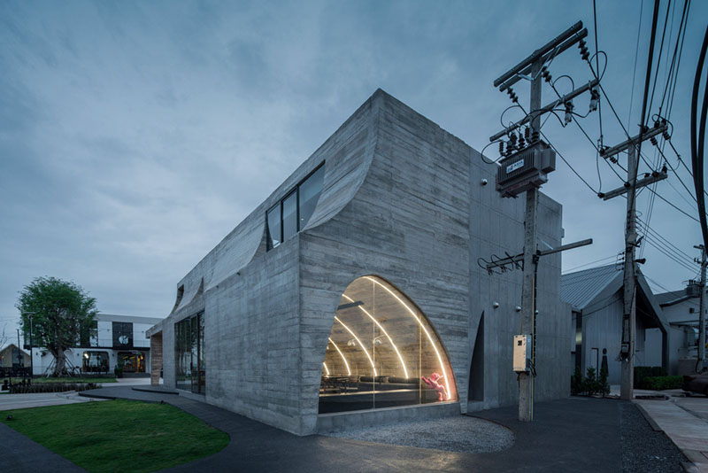 Touch Arquitect French Kitsch: un edificio de estilo brutalista al atardecer