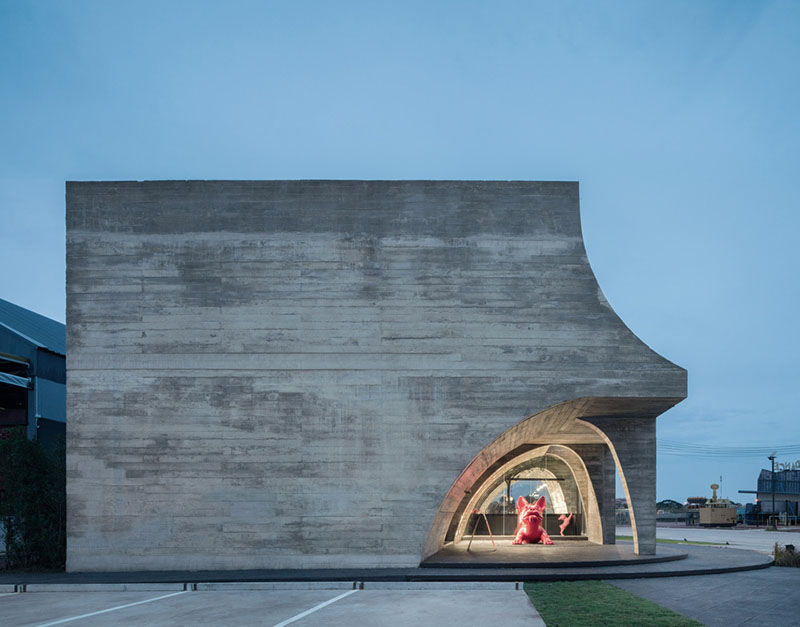 Touch Arquitect French Kitsch: un edificio de estilo brutalista al atardecer