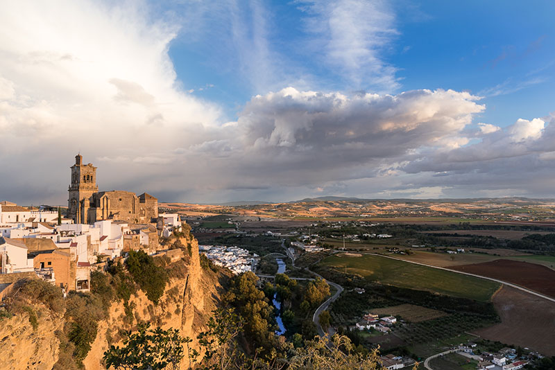 lugares en España instagrameables: un castillo en la colina de una montaña