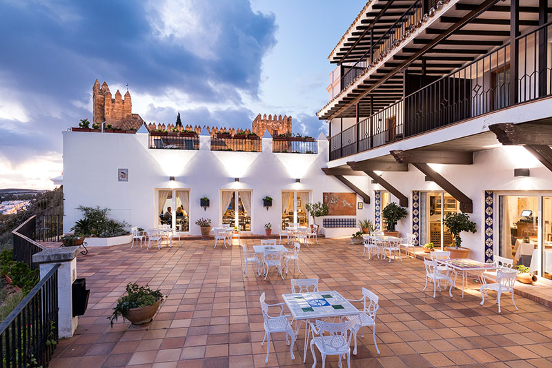 Lugares en España instagrameables: un patio con mesa para disfrutar del atardecer