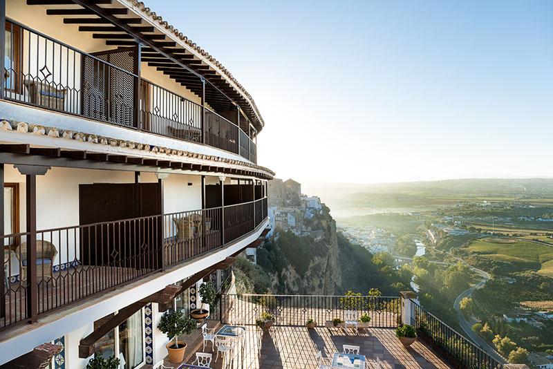 Lugares en España instagrameables: un edificio con una balconada de madera y unas vistas espectaculares