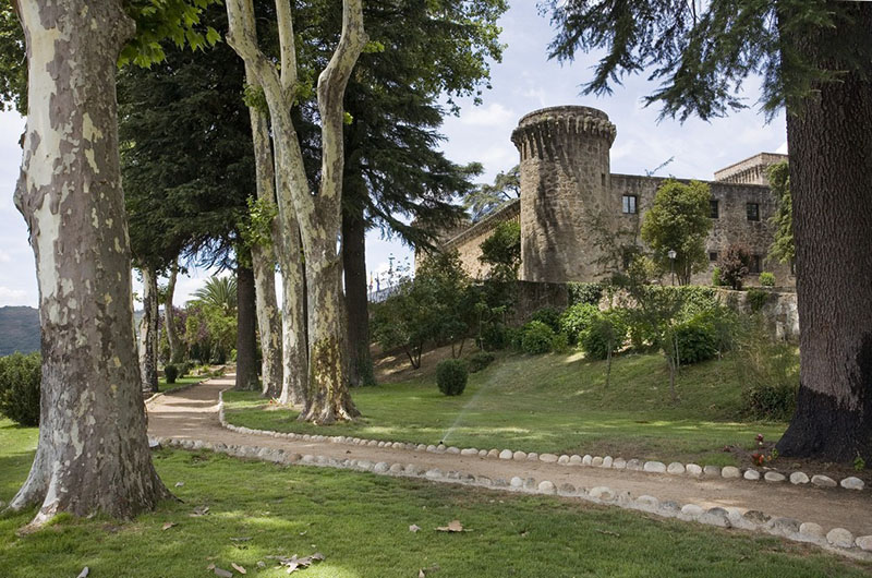 Lugares en España instagrameables: un castillo en mitad de una arboleda