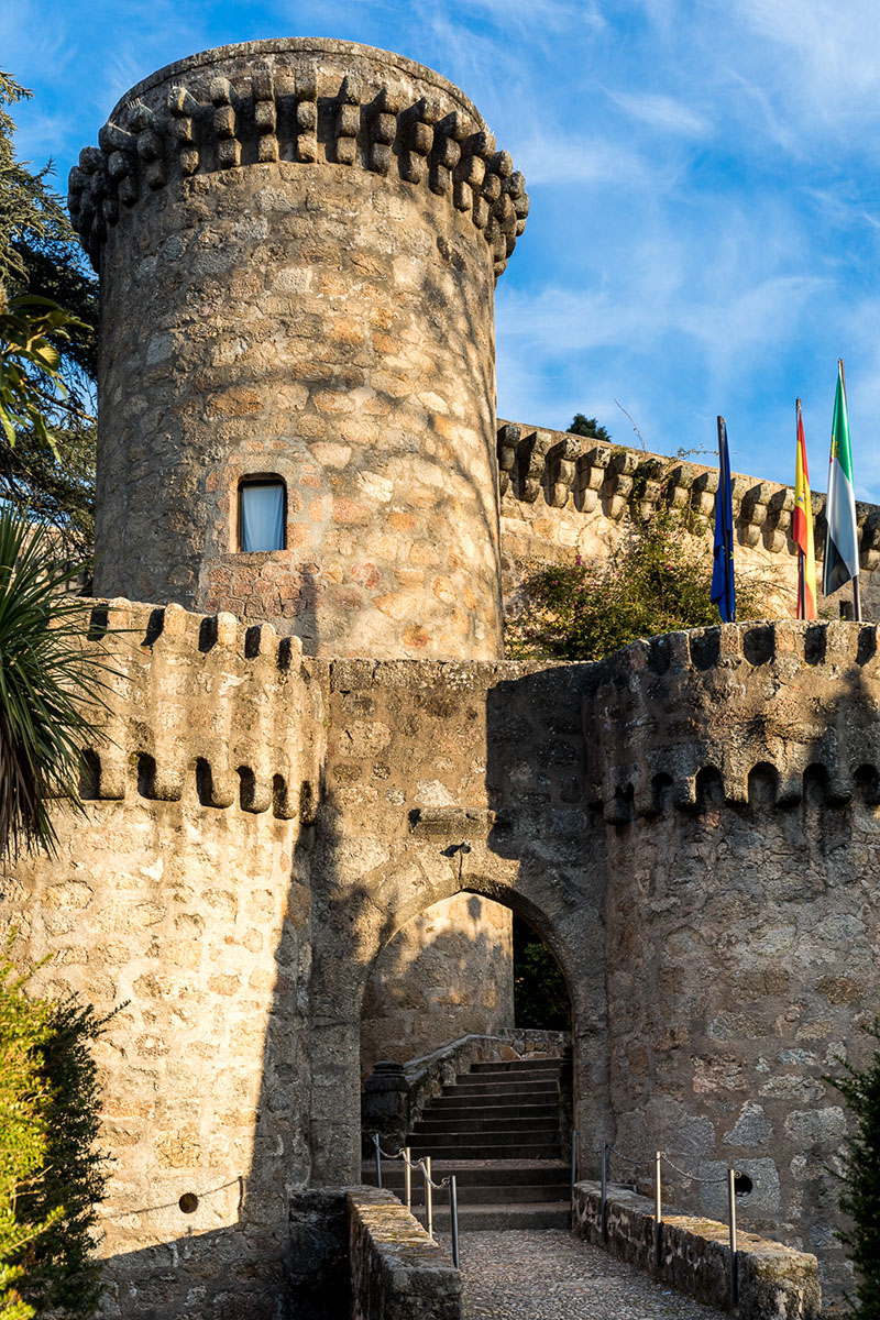 Lugares en España instagrameables: uan torre de un castillo en Jarandilla de la Vera