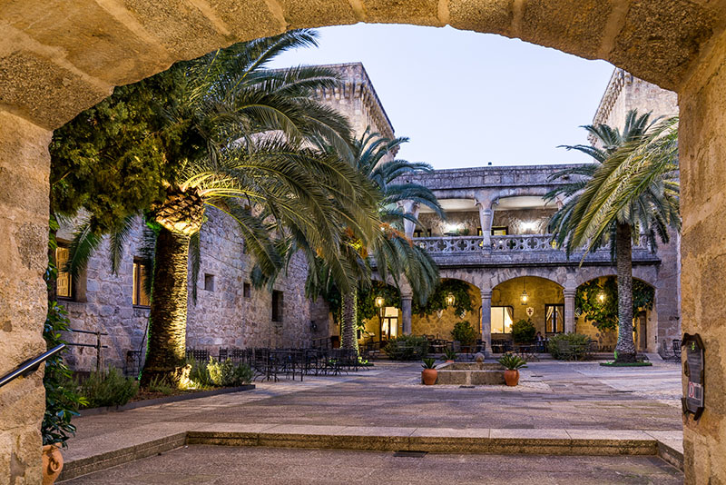 Lugares en España instagrameables: el patio del castillo de Jarandilla de la Vera