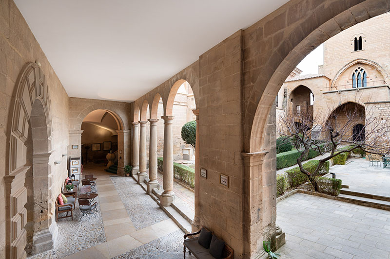 Lugares en España instagrameables: un patio con arcos dentro de un monasterio