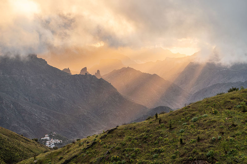 Lugares en España instagrameables: un paisaje precioso de un valle entre montañas