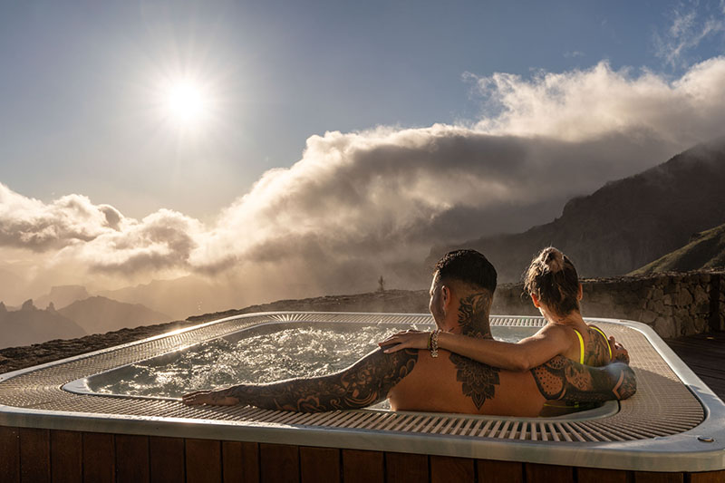 Lugares en España instagrameables: una pareja bañándose en un jaccuzi