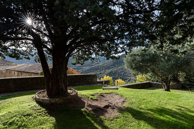 Lugares en España instagrameables: un jardín con vista a un valle