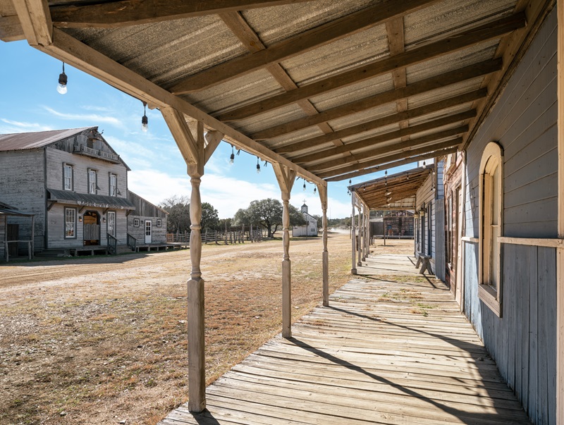 Cushing-Terrell-Luck-Ranch: pueblo luck construido en 1985 con porche de madera