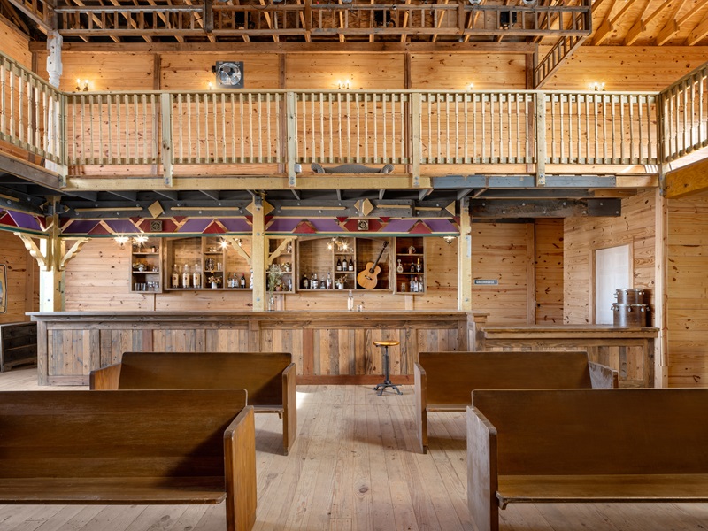 Cushing-Terrell-Luck-Ranch: Opry House and Saloon interiores de madera con bancos