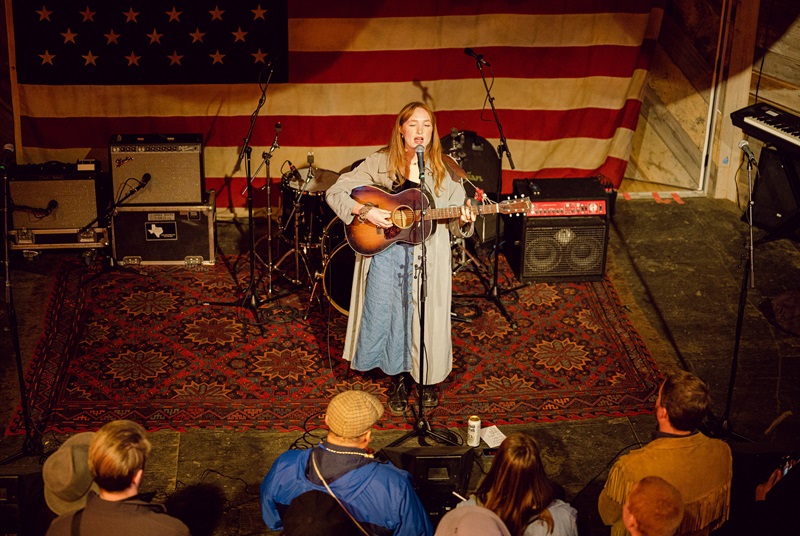 Cushing-Terrell-Luck-Ranch: actuación música en directo de Bella White