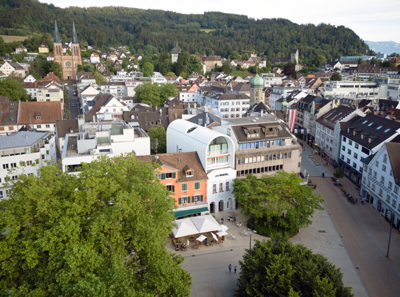 Herzog-de-Meuron-488 Kornmarktplatz: edificio blanco en plaza del pueblo