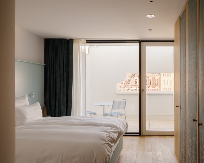 Herzog-de-Meuron-488 Kornmarktplatz: habitación de hotel cama doble con terraza