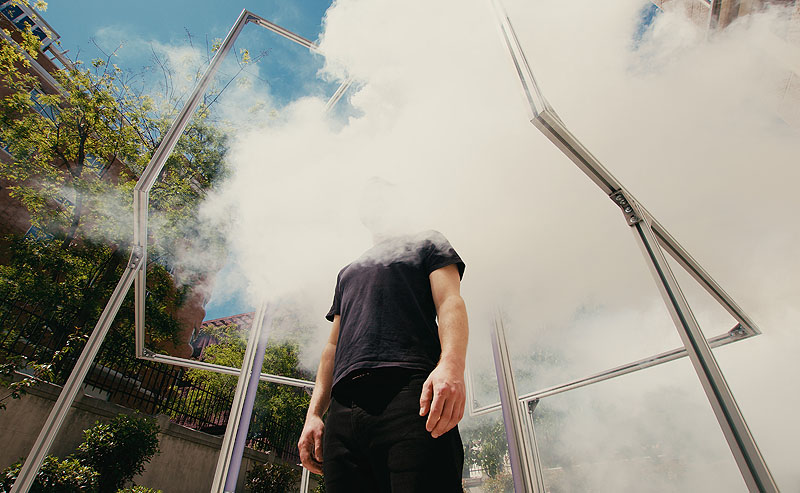 Lukas Truniger, vista de instalación artística creada con humo