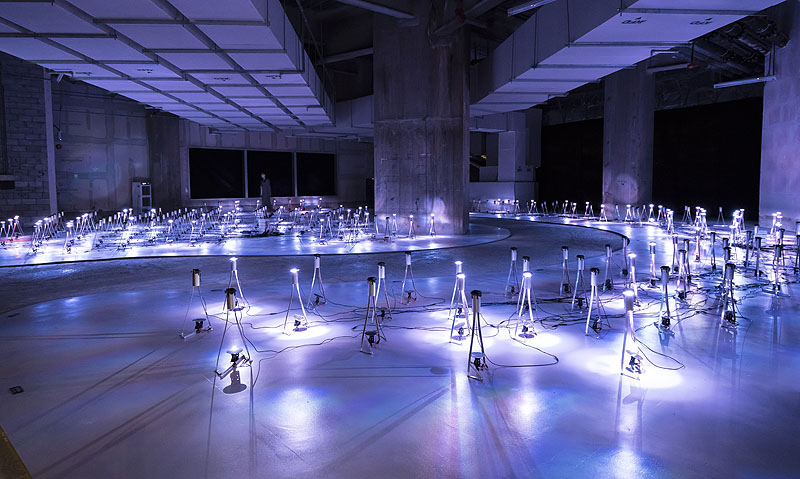 Lukas Truniger, vista de instalación artística creada con luz