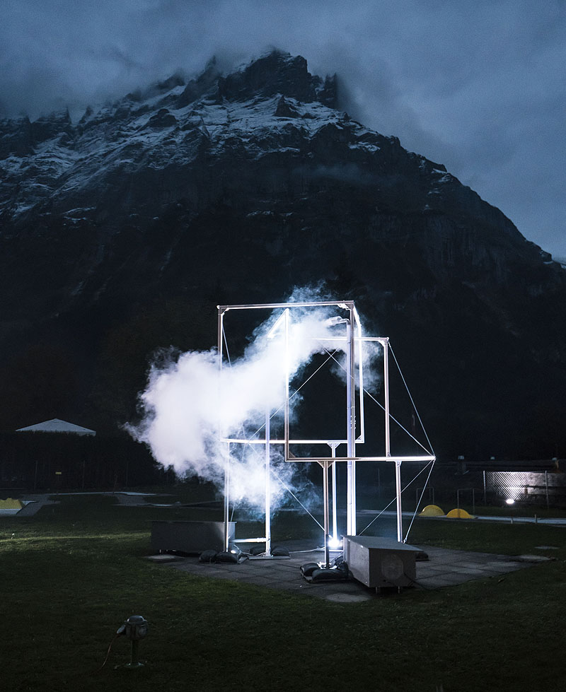 Lukas Truniger, vista de instalación artística creada con humo