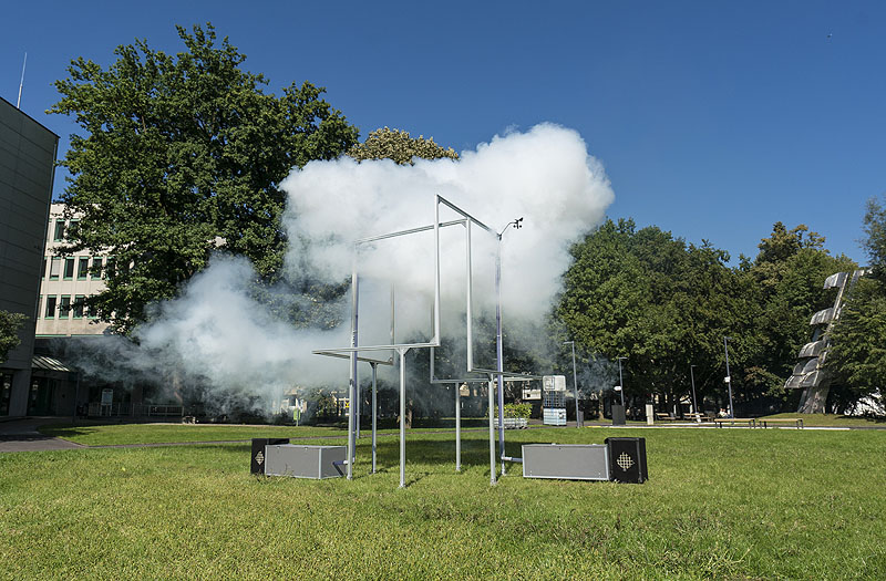 Lukas Truniger, vista de instalación artística creada con humo