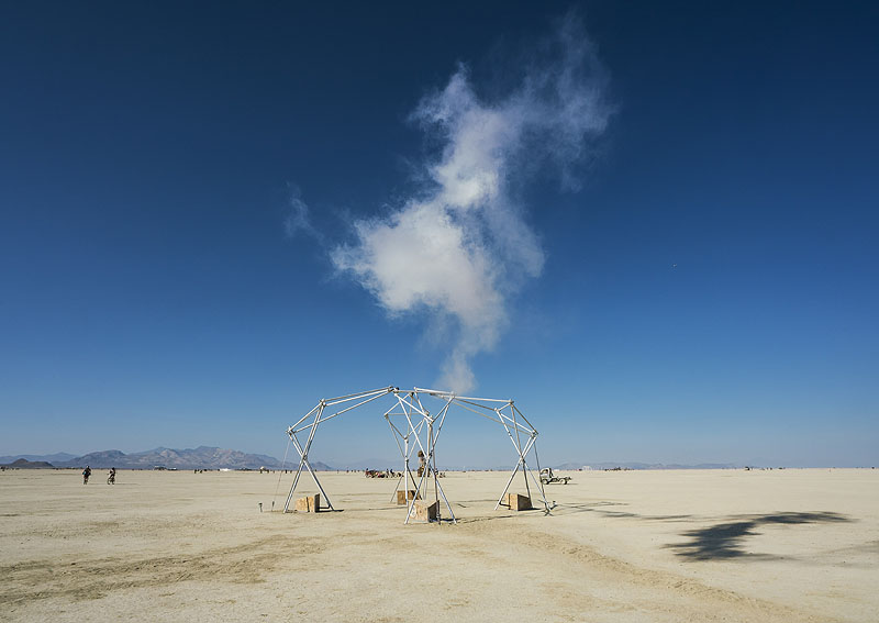 Lukas Truniger, vista de instalación artística creada con humo