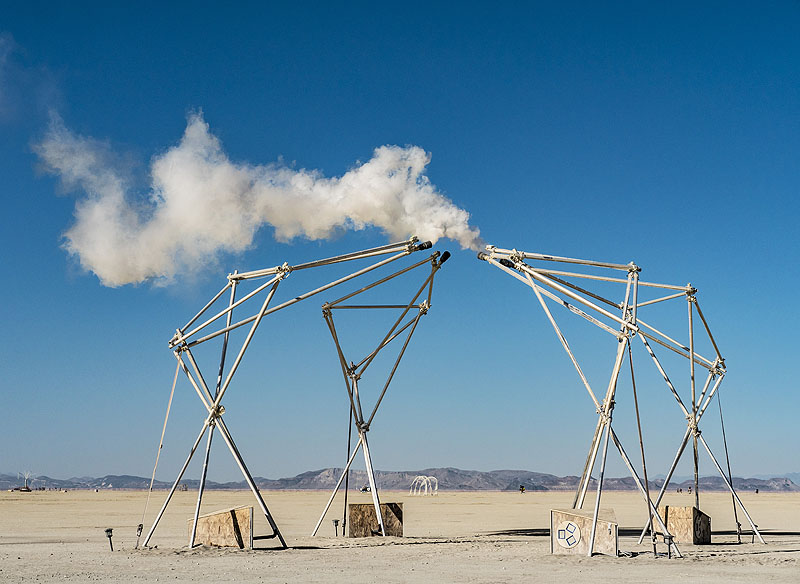 Lukas Truniger, vista de instalación artística creada con humo