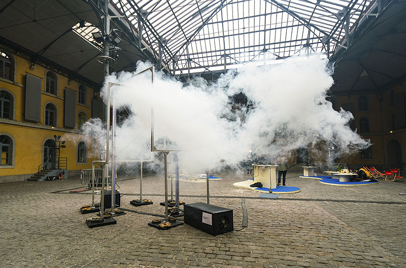 Lukas Truniger, vista de instalación artística creada con humo