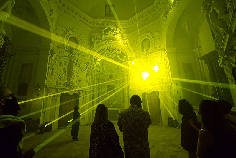 Lukas Truniger, vista de instalación artística creada con luz