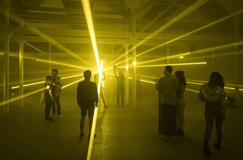 Lukas Truniger, vista de instalación artística creada con luz